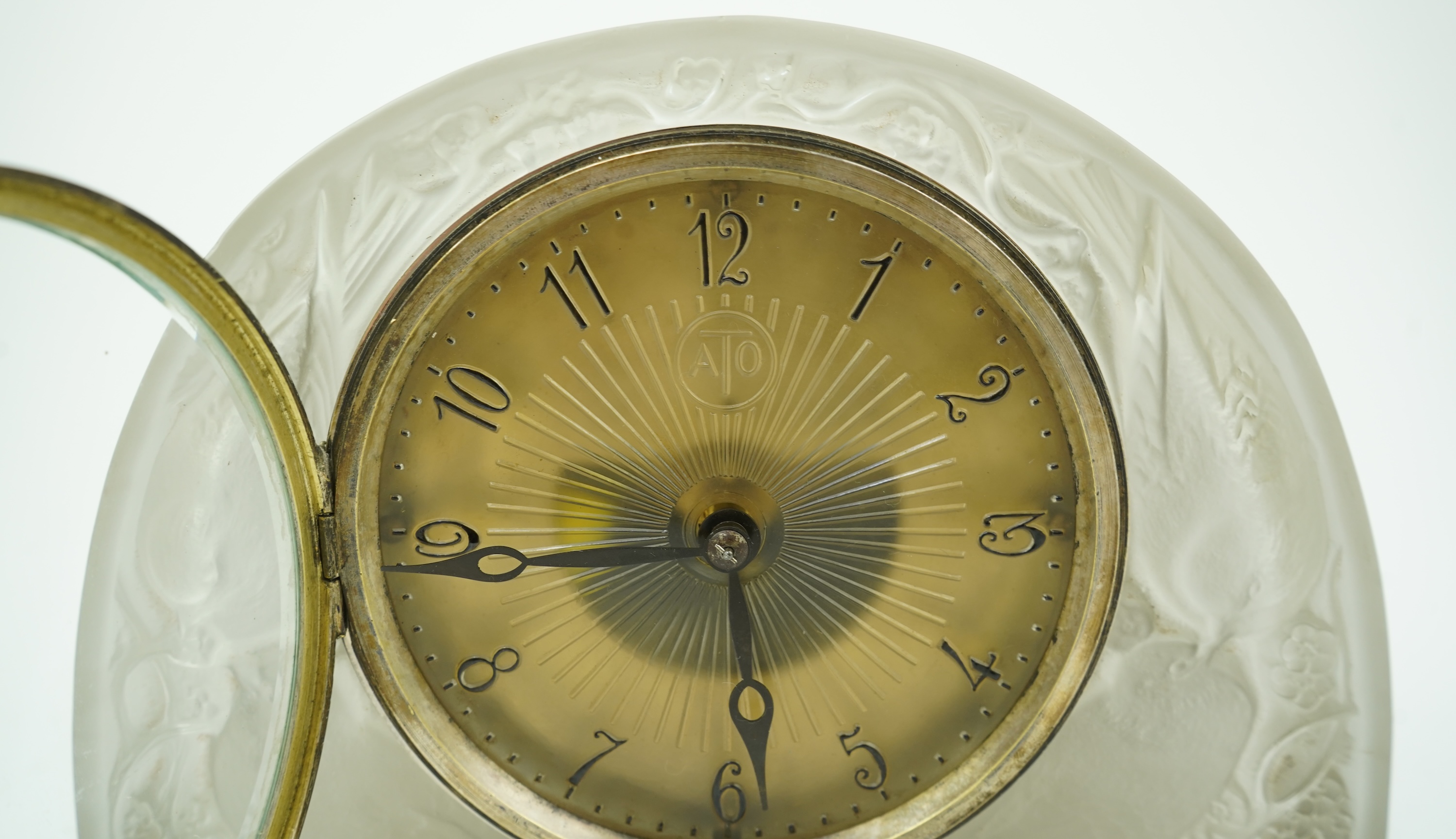 René Lalique for ATO: A ‘Moineaux’ glass mantel clock